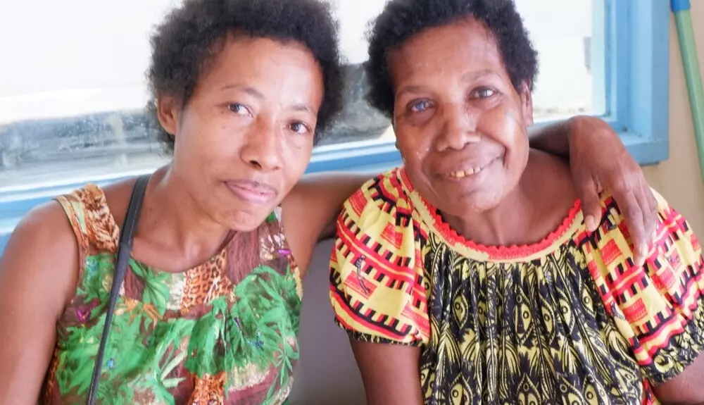 Momois and her sister, Carol