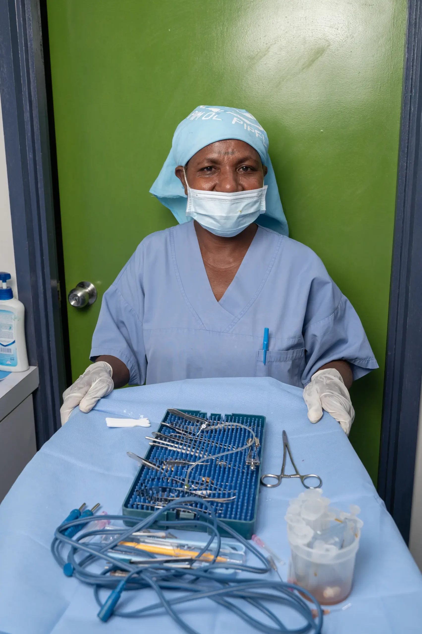 An eye nurse with a tray of prepared eye surgery tools