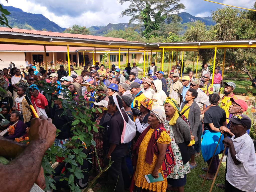 Crowds gathered for the Simbu outreach